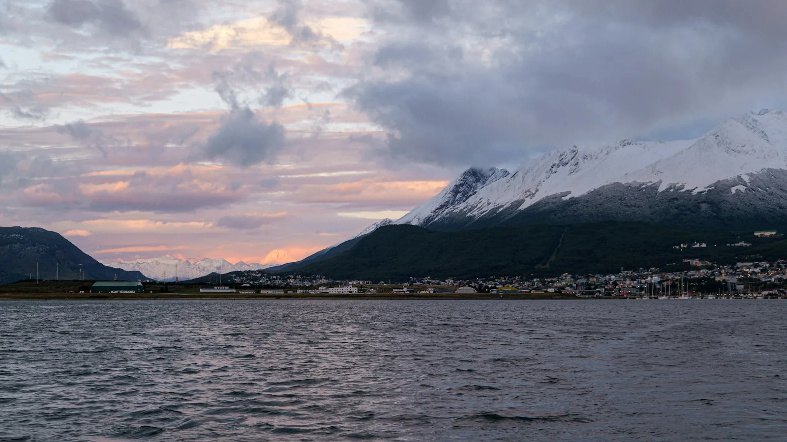 Ushuaia et le canal de Beagle au coucher du soleil, Terre de Feu