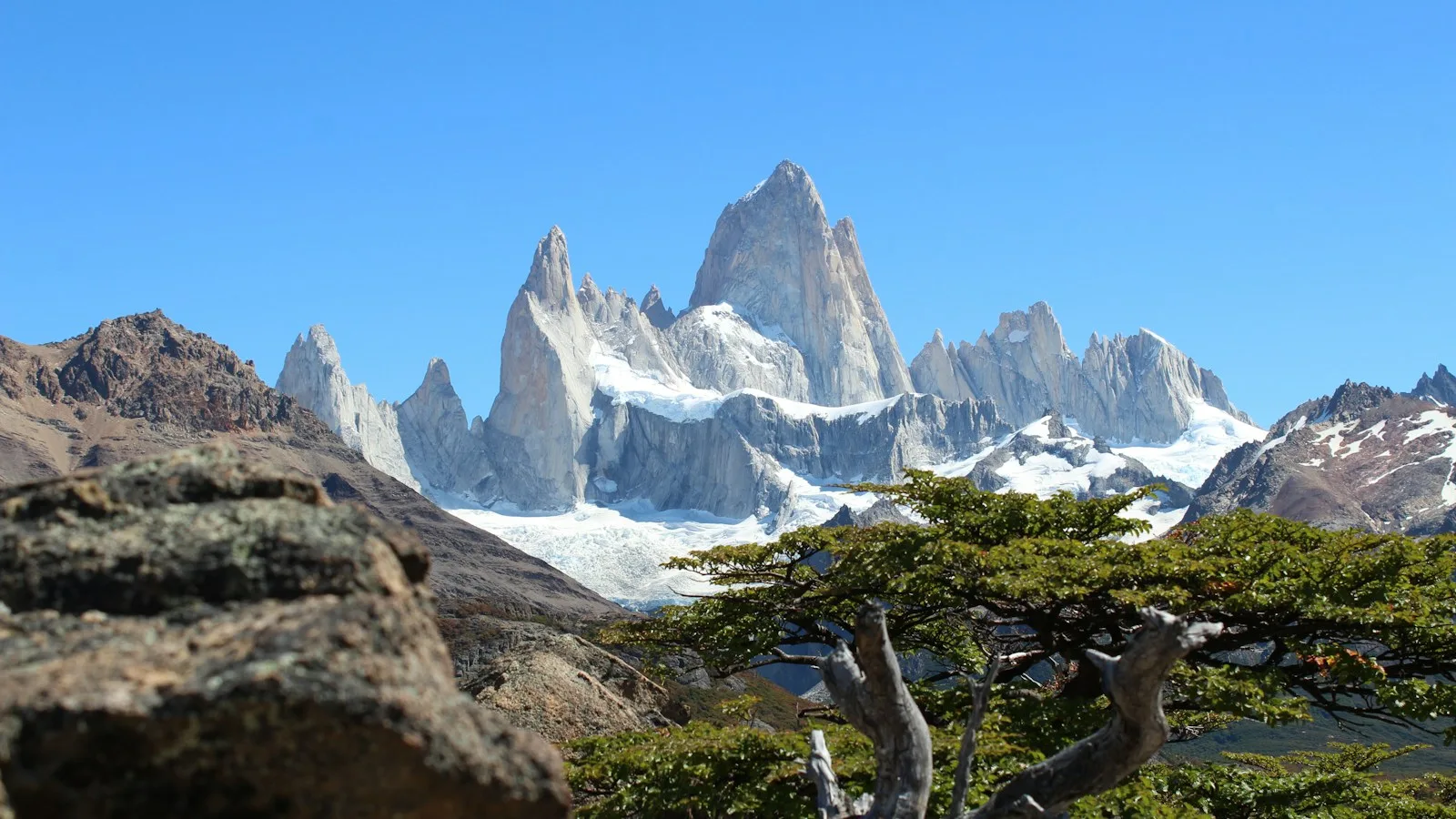 Famille devant un glacier de Patagonie lors d'un voyage de 10 jours avec enfants